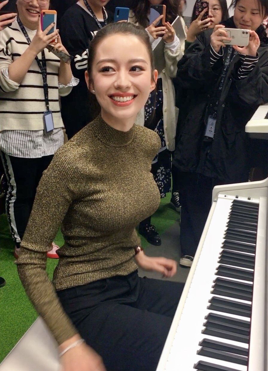 娱乐圈8位"半身美人",镜头前貌美如花,私下的走路姿势太尴尬