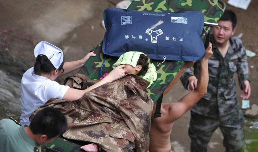 回看10年前温州动车事故，失去父母的小女孩幸存，叔叔当亲女儿养