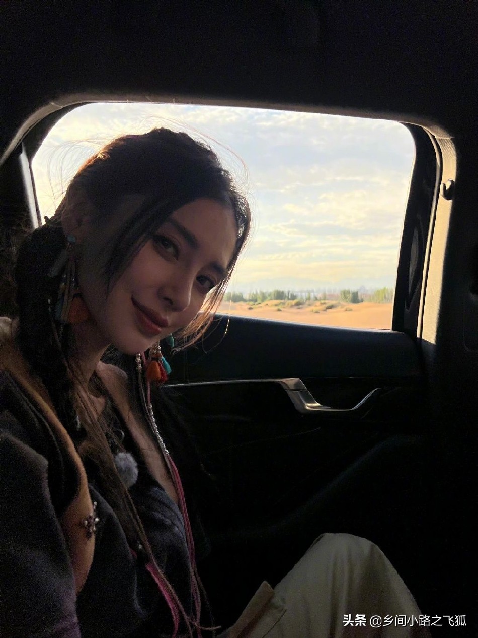 angelababy晒新疆美景照 蹲地与小朋友们合照亲和力十足