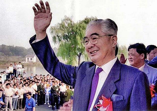 2005年，儿子携父亲荣毅仁骨灰回无锡老家，来悼念的人流持续5日