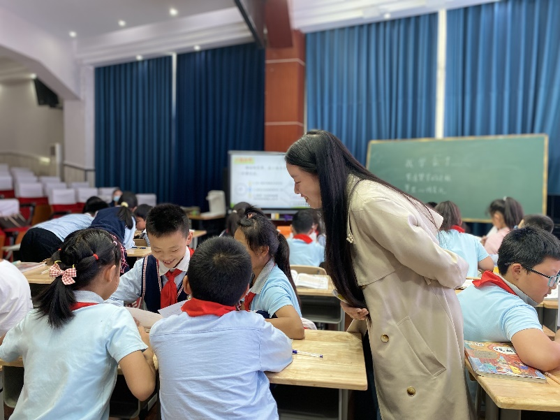 中和小学开展主题为“信息技术支持下的习作专题研修”研讨活动