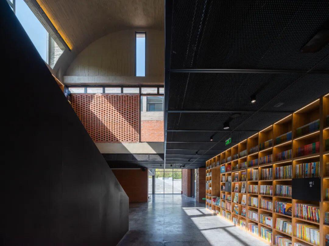 神操作！废弃砖窑变身网红书店