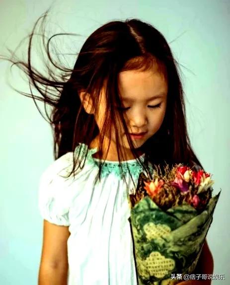 她是韩红崇拜者童星陈灿儿，压岁钱全捐给赤峰林西余钱仅够买铅笔