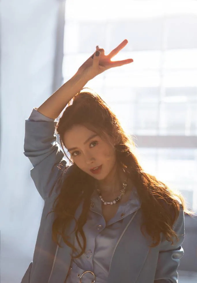 Angelababy杨颖西装外套酷酷的帅气