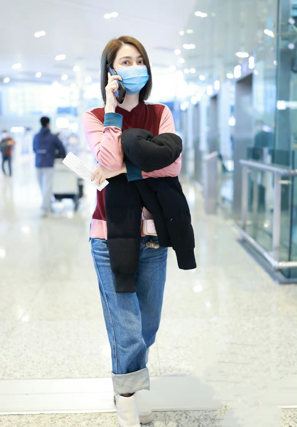 51岁洪欣真显年轻,拼色上衣搭牛仔裤走机场,剪齐肩短发利落减龄