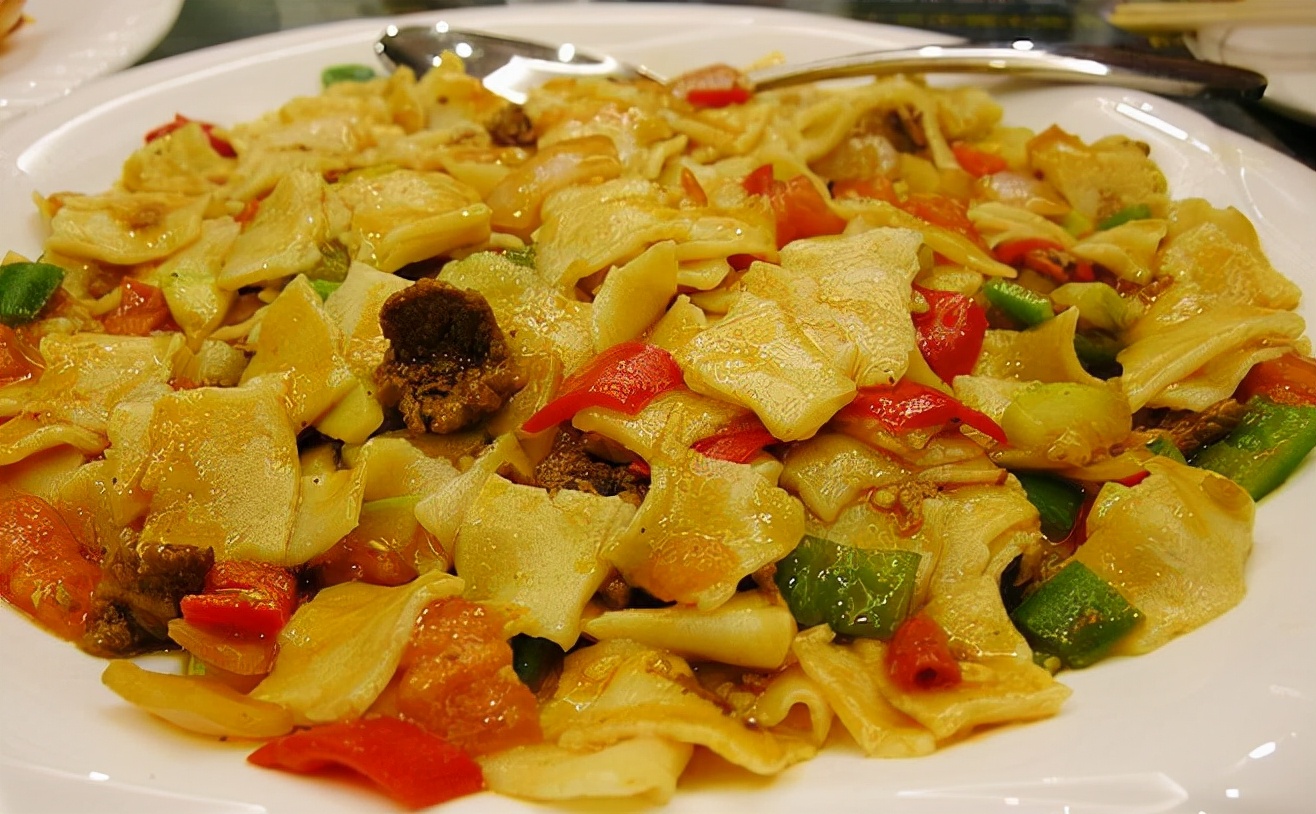 严格来说,炒面不是兰州独有的,如果你去过甘南或者青海,炒面往往是