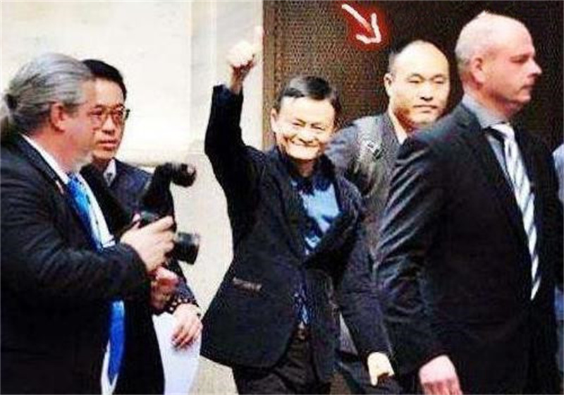 马云保镖舍命为其挡子弹，年入百万买房买车，马云卸任后过得咋样