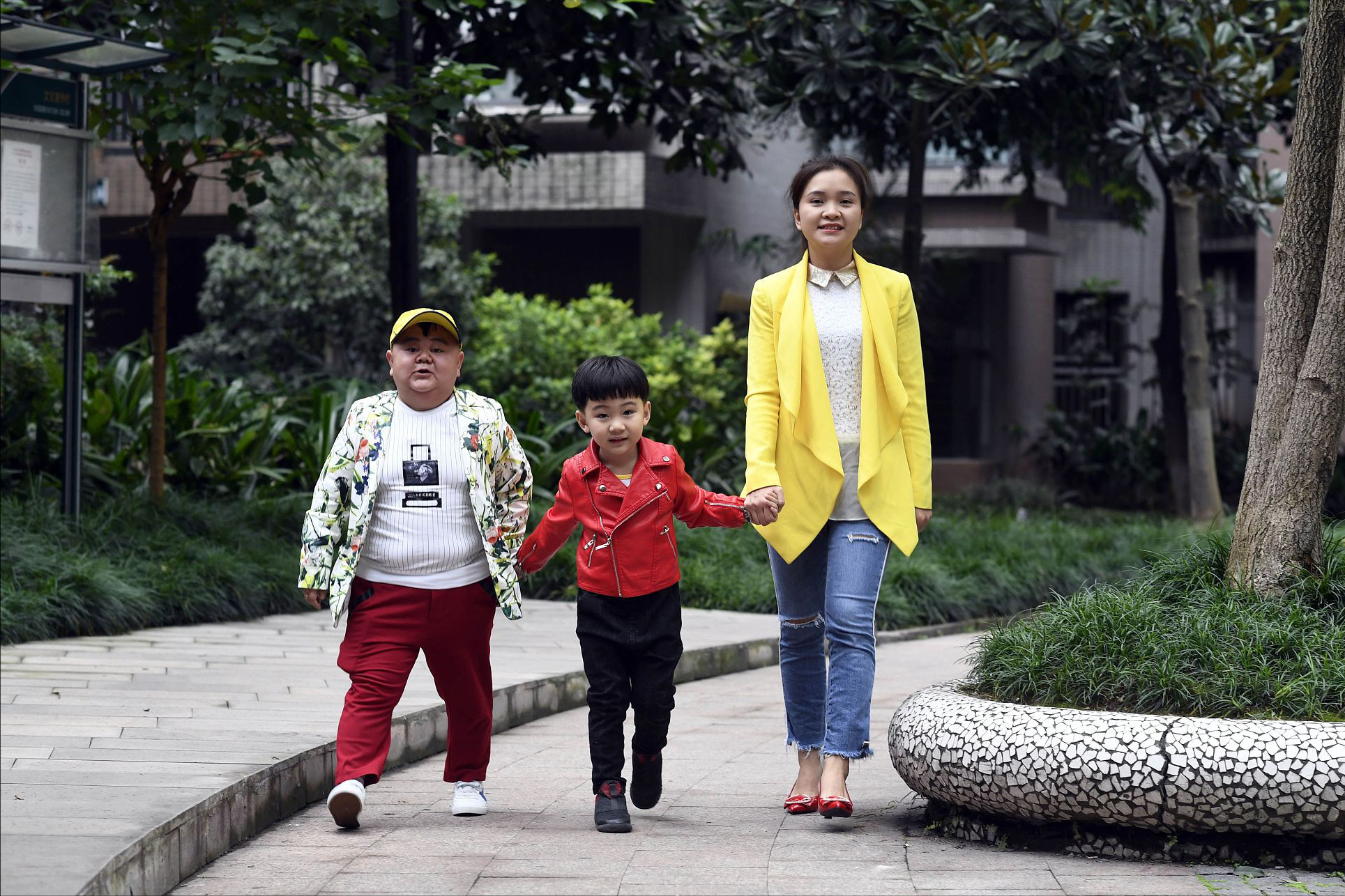 一米二袖珍人娶1米65的女演员，婚后还狂买房车，他有什么本事