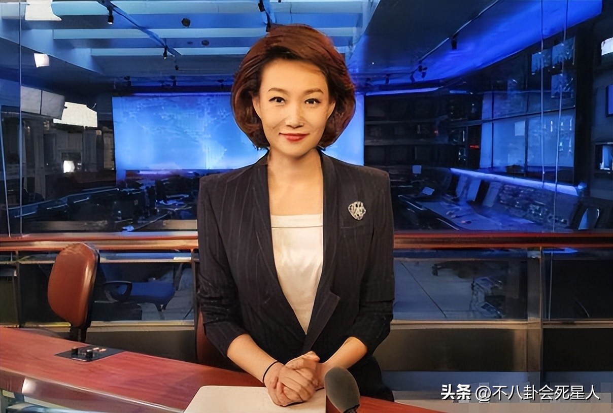 段暄上身西装(戴假发,穿半截西装,贴胶带瘦脸,原来央视的主持人这么"