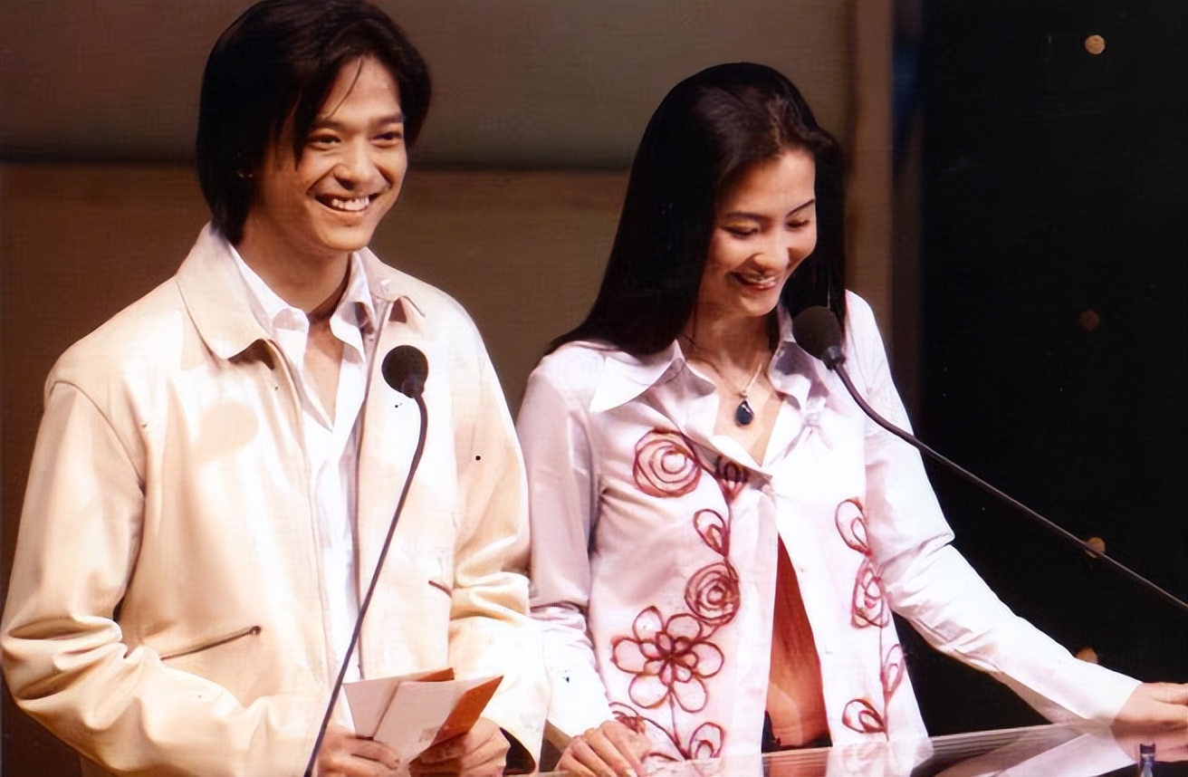 事情的起因是陈晓东爆料的,陈晓东公开表示张柏芝和黎明有着不清不楚