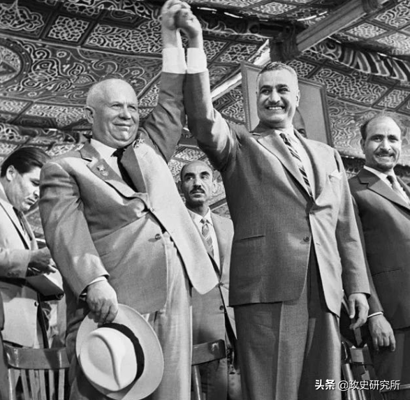 黑人留学生疯狂“猎艳”苏联女郎，遭苏联青年狂揍，引发黑人运动