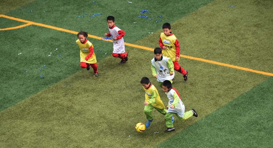 小学生足球训练教程(足球从娃娃抓起，这所小学做对了什么？)