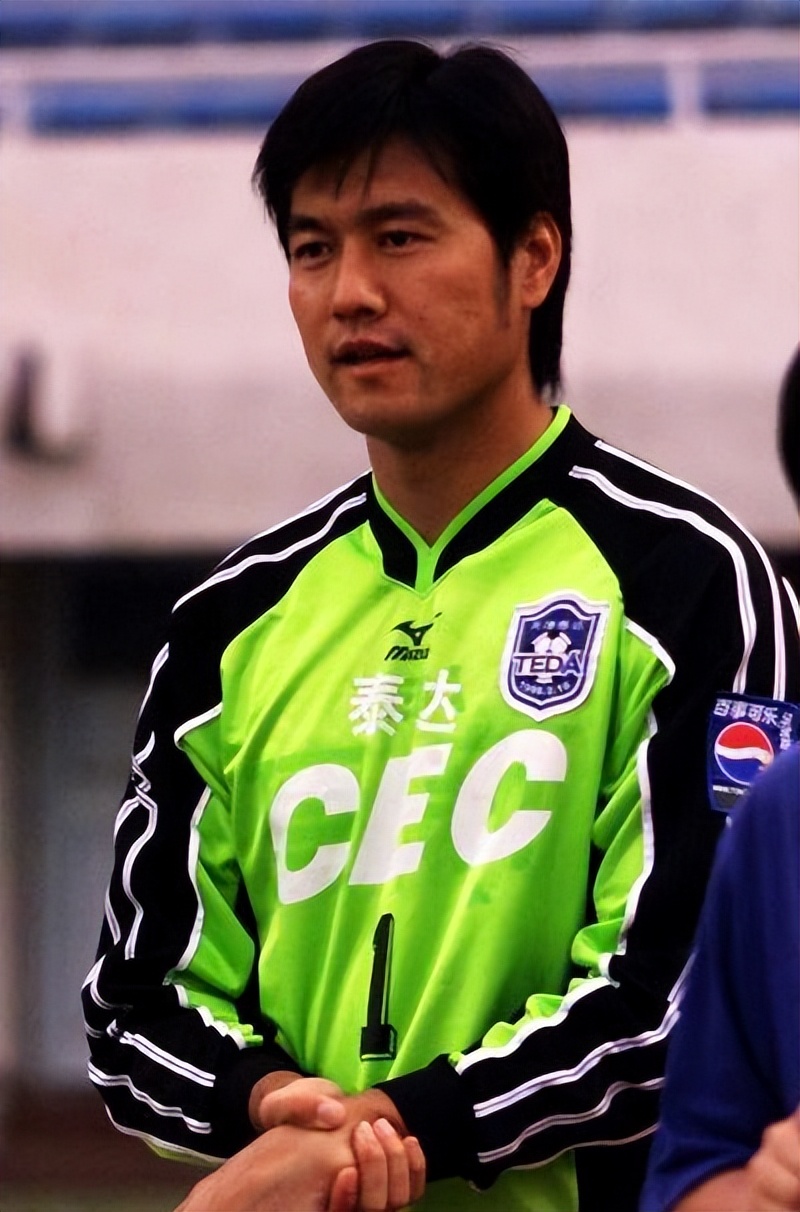 世界杯江津(出狱7年满头白发,国足54岁江津亮相新岗位,年薪10万很满足