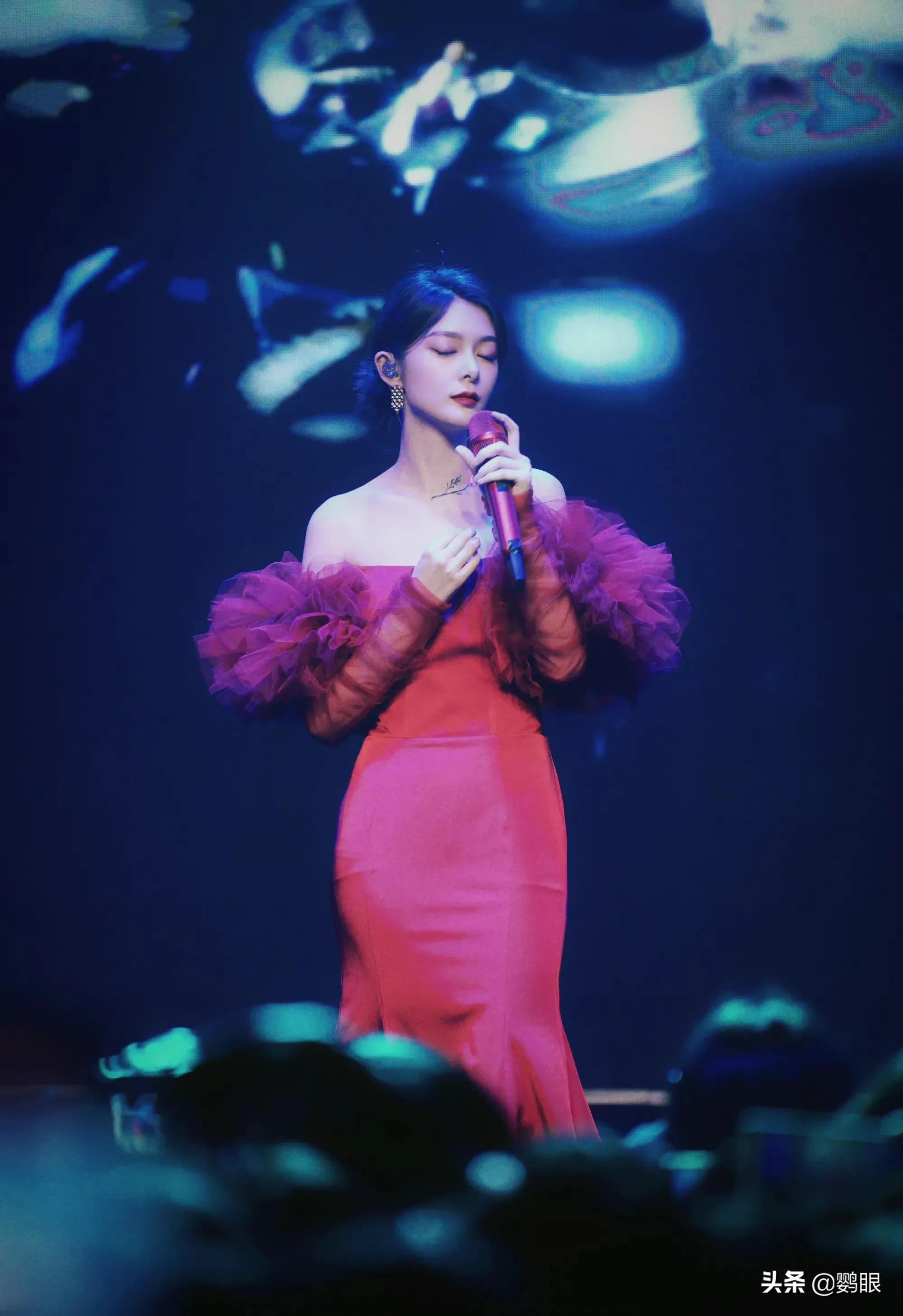 傅菁音乐会活力四射，疤痕上盛开出玫瑰，超美，超酷，超浪漫