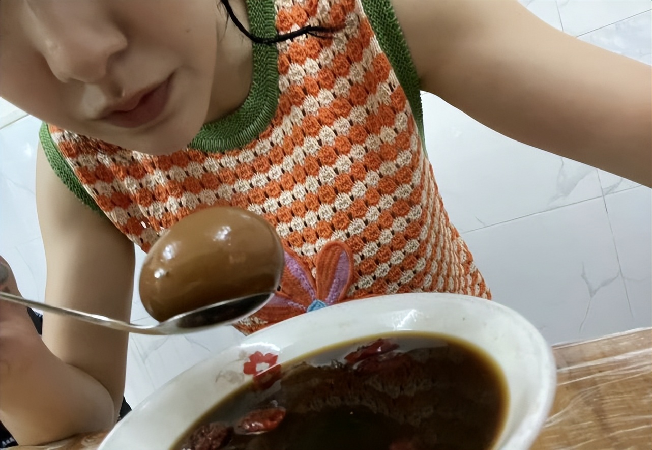 郭采洁一改往日滤镜脸，脸油还开原相机，实力证明真实比颜值重要