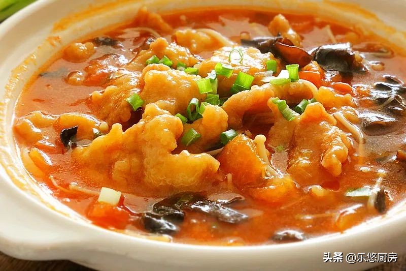 酸汤小酥肉，热热乎乎煮一锅，酸爽开胃，拌米饭能吃两碗