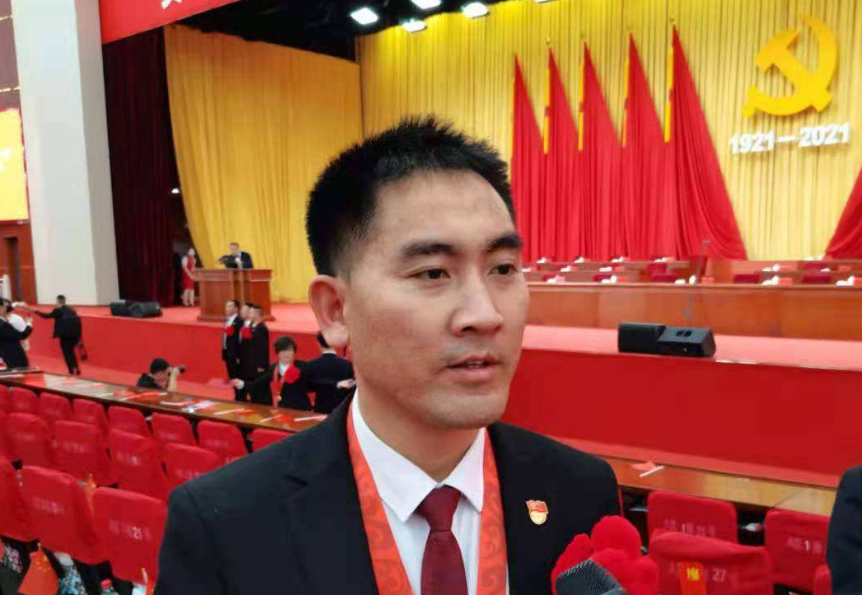 19岁背“疯母”千里求学，贵州第一孝子刘秀祥，后来成了副书记