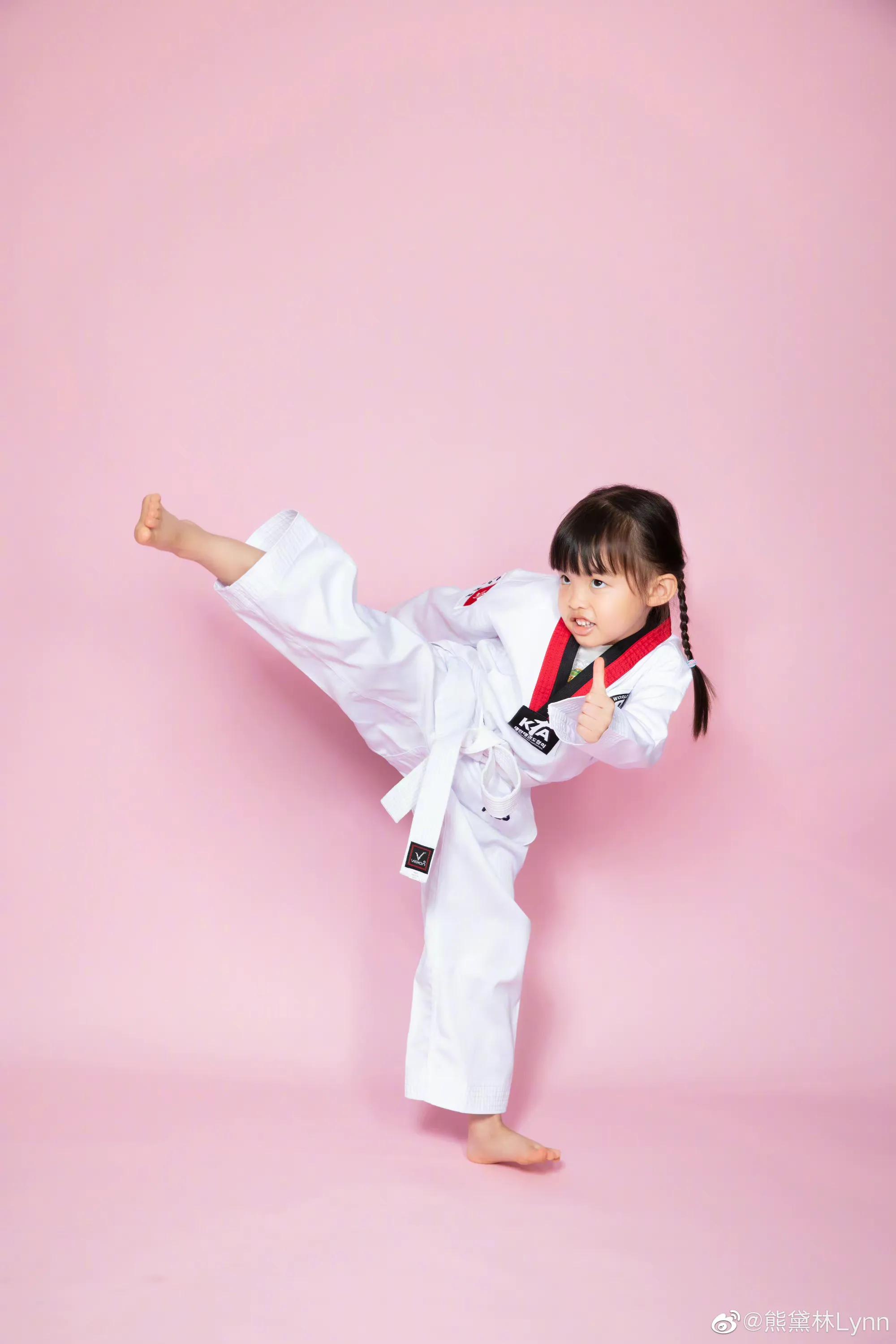 熊黛林为4岁双胞胎庆生，晒全家福温馨有爱，郭可盈女儿也送祝福