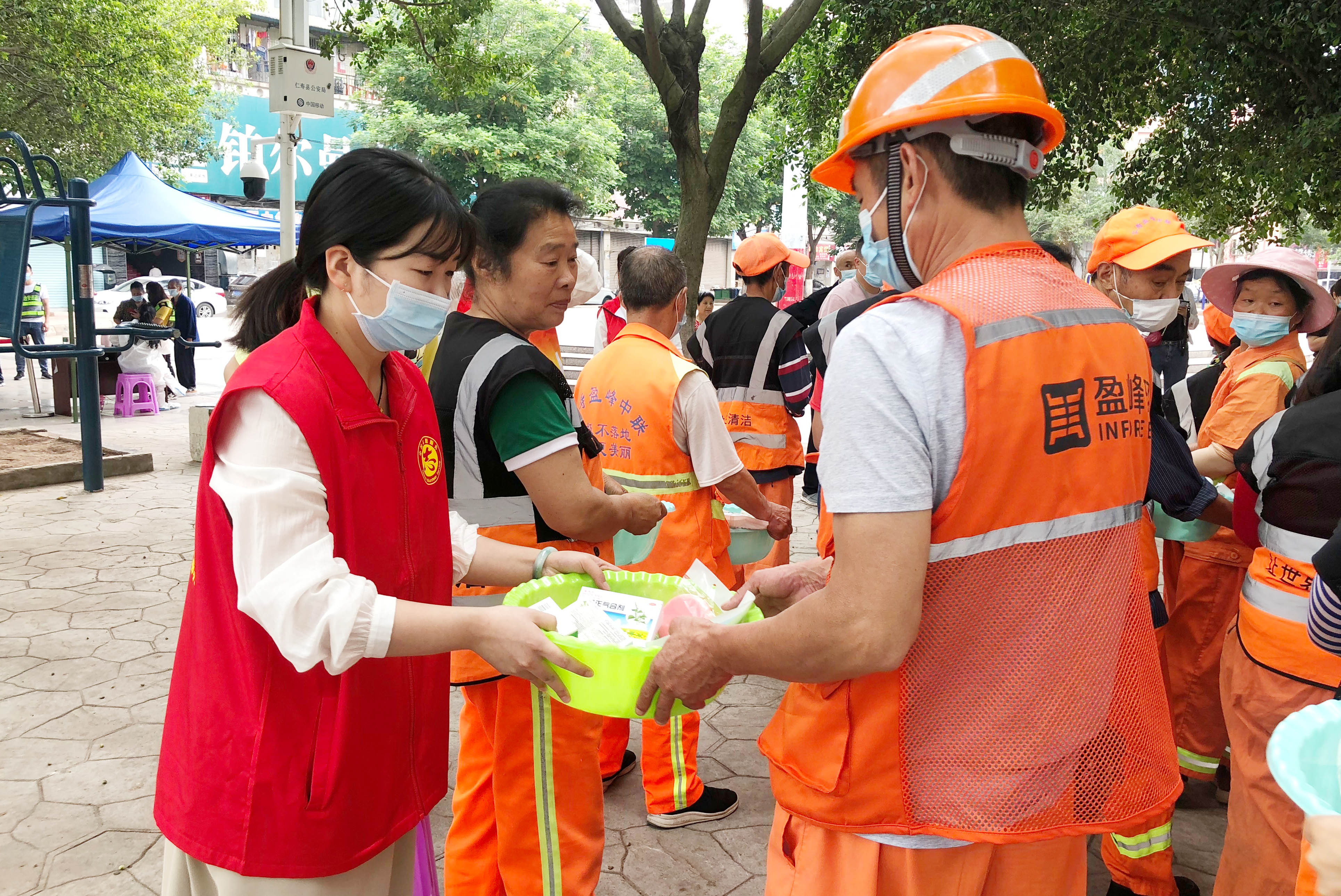 仁寿县精神卫生保健院支委开展为环卫工人“送清凉”志愿服务活动