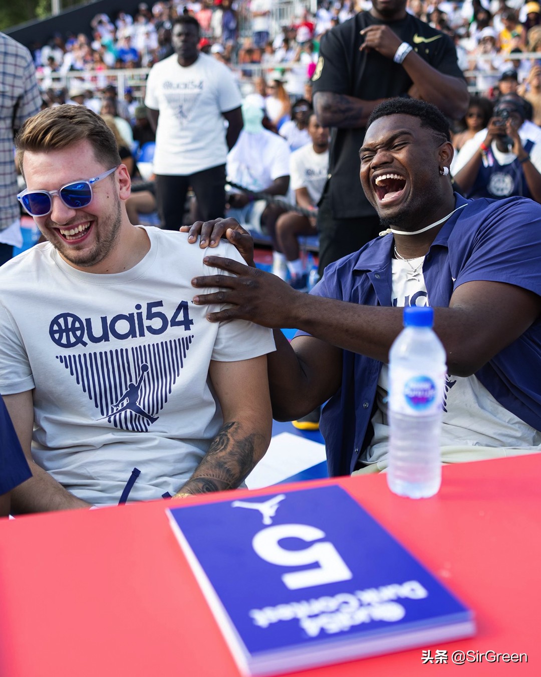 锡安、东契奇在巴黎谈笑风生，是锡安胖了还是东契奇胖了？