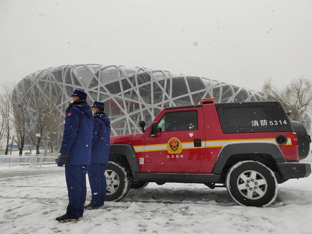 大雪纷飞飘诗情 心如磐石守信念