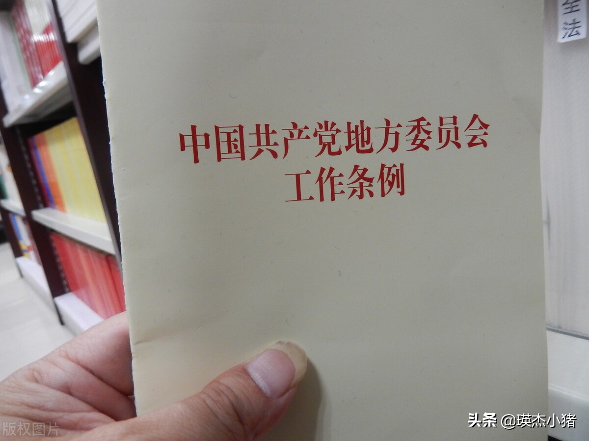 当前，以同志为总书记的新一届领导集体正带领全国各族人民为实现中华民族伟大复兴的中国梦而奋斗。