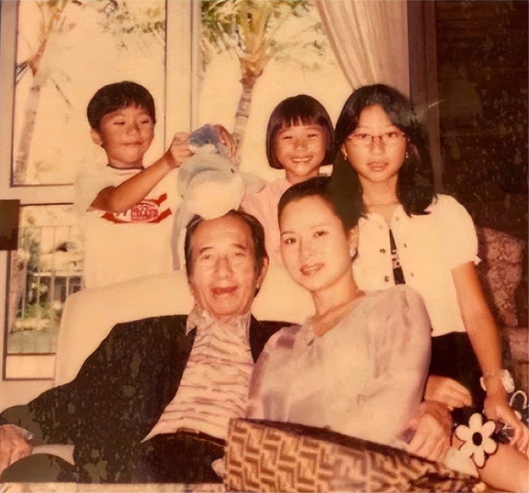 或许是因为小时候过于乖巧,也从不浪费钱,所以赌王对何超莲的疼爱相当