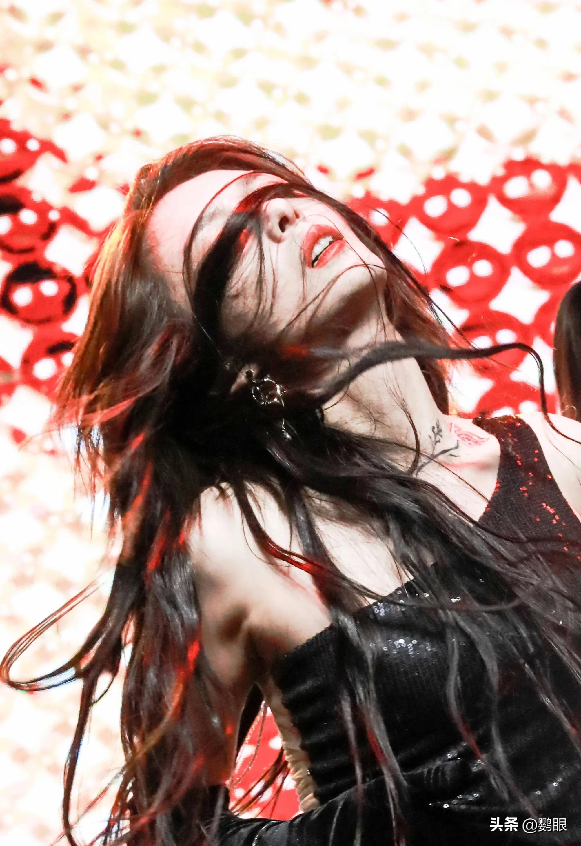 傅菁音乐会活力四射，疤痕上盛开出玫瑰，超美，超酷，超浪漫