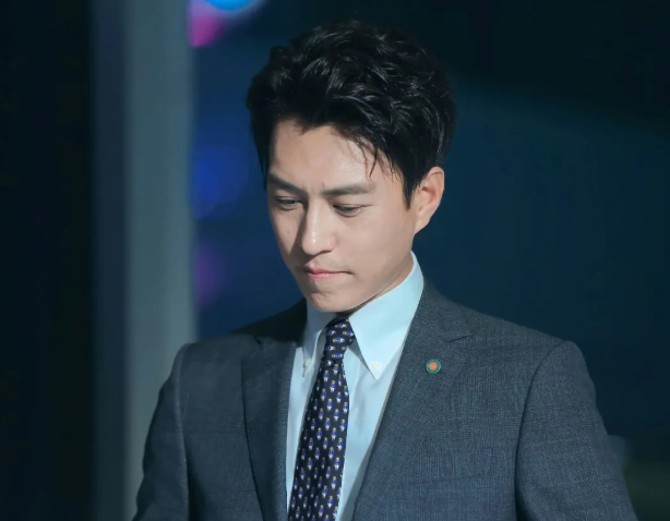 华东师大一中文系老师走红，气质儒雅神似靳东，不愧是研究古籍的