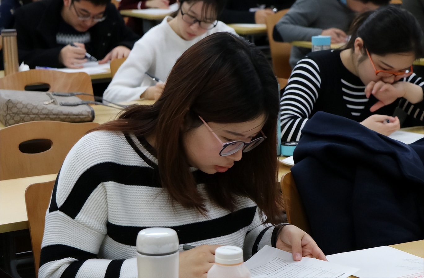 大学生考公热度不减，有些专业却很难上岸，学生提前了解别踩坑