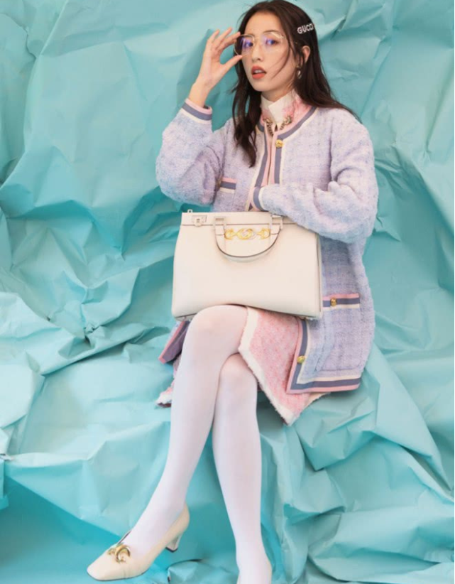 白色丝袜搭配粉嫩睡衣,周雨彤大秀文艺美感,网友:真成熟