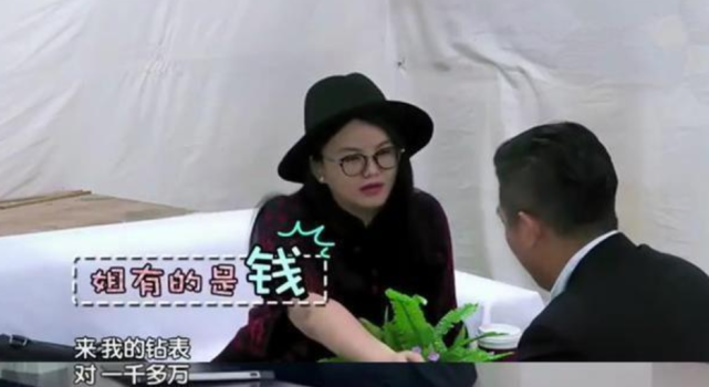 王岳伦被曝新恋情后，李湘带女儿一起过节，两人下巴变瘦花样炫富