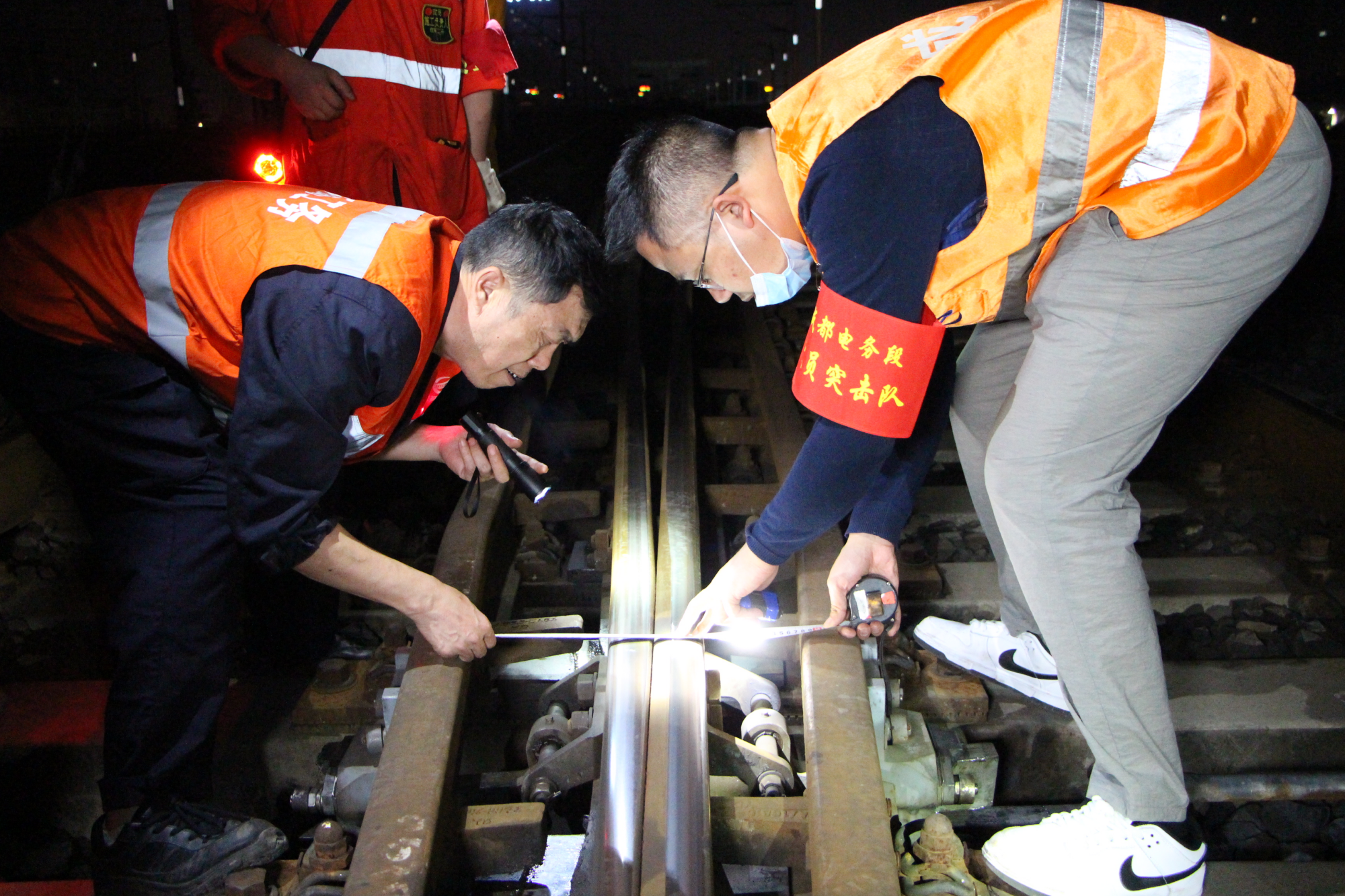 交广会客厅｜精调铁路道岔、优化防灾系统，夜空下的守护者未雨绸缪构筑防洪安全屏障