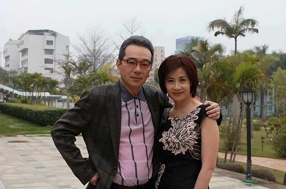 出道37年的张晨光0绯闻,50岁妻子容颜不老,戏外生活幸福美满