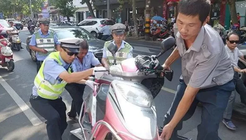 电动车要符合什么条件才能上路?持汽车驾照能骑吗?交警给出回复