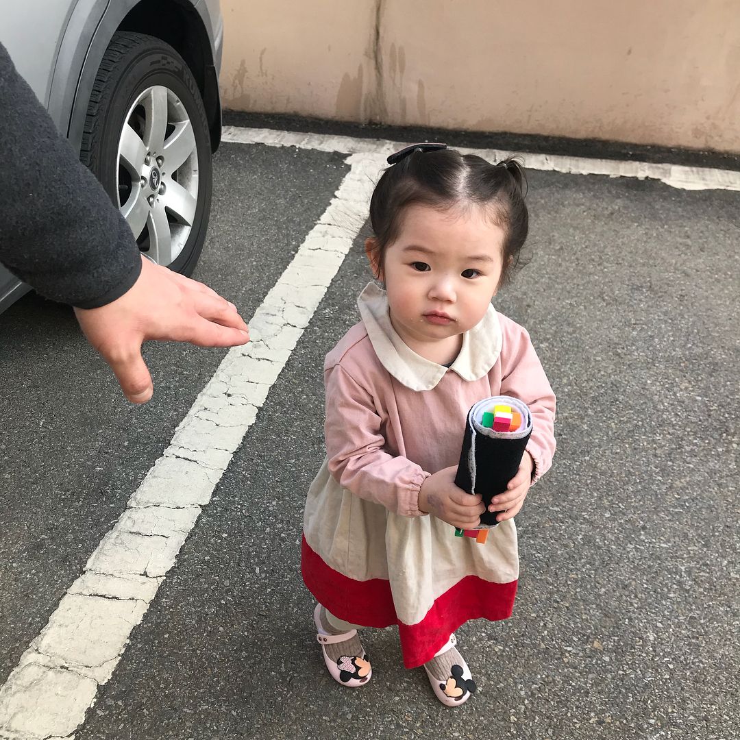 火遍全网的表情包小女孩!凭可爱萌翻所有人:骗我生女儿