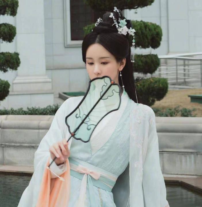 “面如觀音”陳都靈：當年美過奶茶妹妹，演技尷尬卻頻頻合作頂流