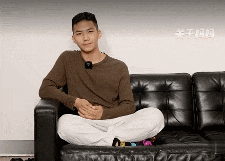 胡军太太带子女登上杂志封面，13岁康康帅气如明星，比爸爸更man