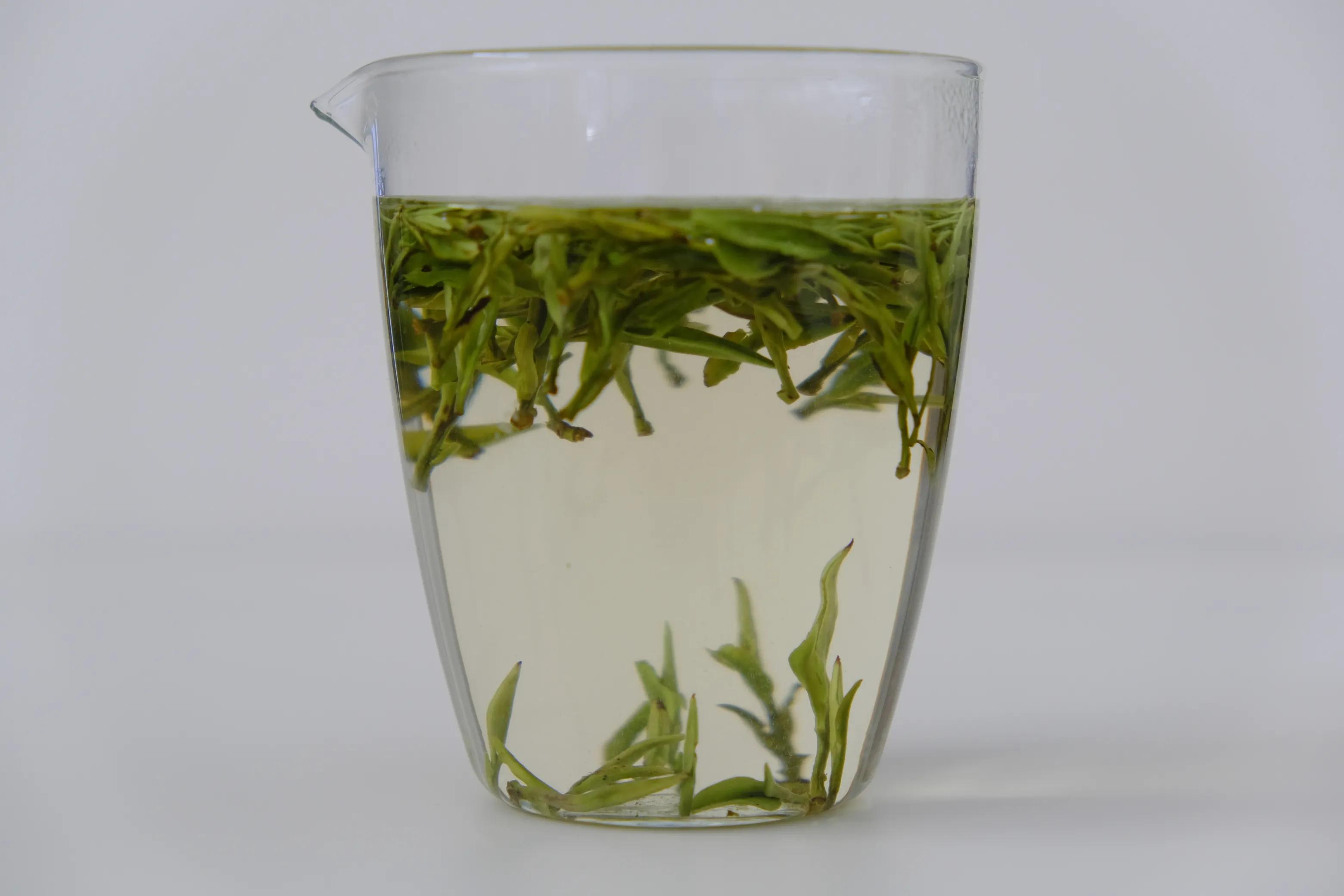 鉴别真假黄山毛峰,从望闻问切入手,望茶品相色泽,闻干茶是否青气重,问