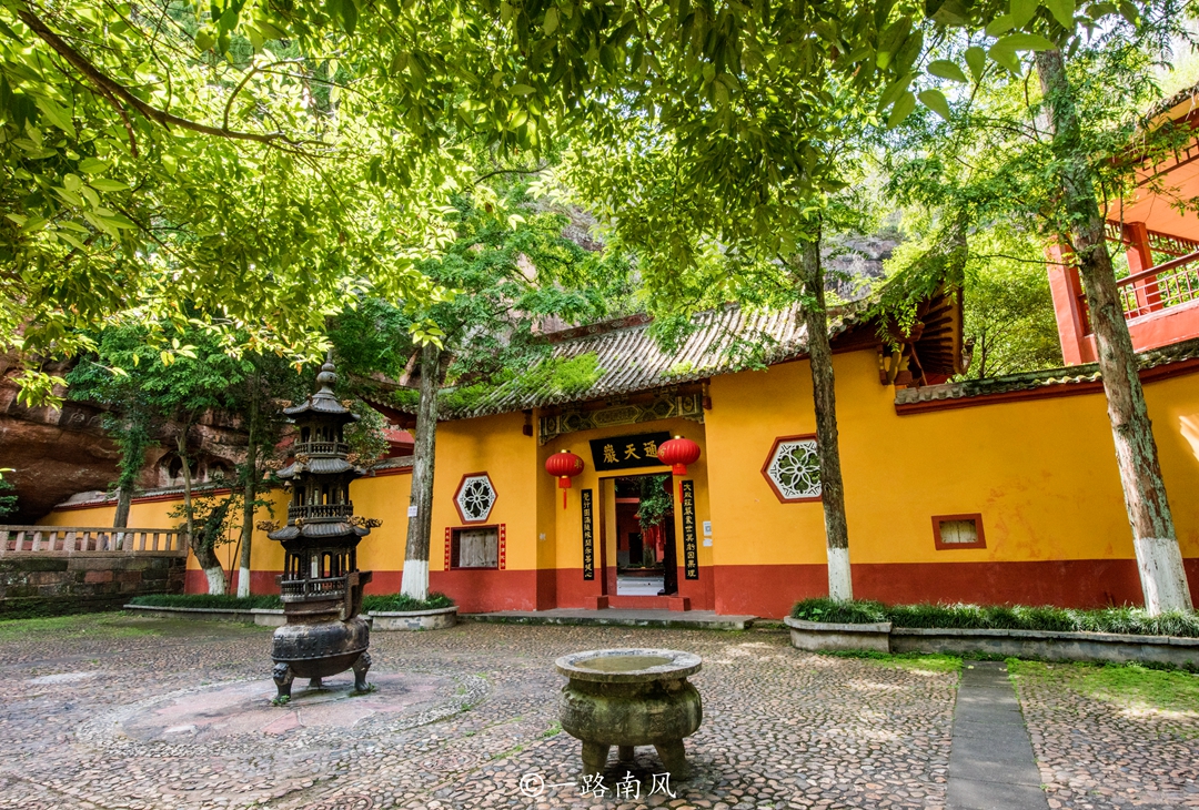 龙南关西新围：客家人智慧结晶，保存完整。定南天九曲：漂流胜地，浪漫至极。兴国将军园：缅怀先烈，传承红色基因。上犹陡水湖：山水交融，风景如画。大余丫山：温泉度假圣地。崇义阳岭国家森林公园：森林氧吧，天然空调。寻乌燕坊古村：明清建筑群，古韵悠长。瑞金中央革命根据地旧址群：红色圣地，初心之地。会昌汉仙岩风景名胜区：丹霞地貌奇观。信丰通天岩国家重点风景名胜区：丹霞地质公园。晴朗天气驾车前往，注意路况和安全。愿旅途愉快！