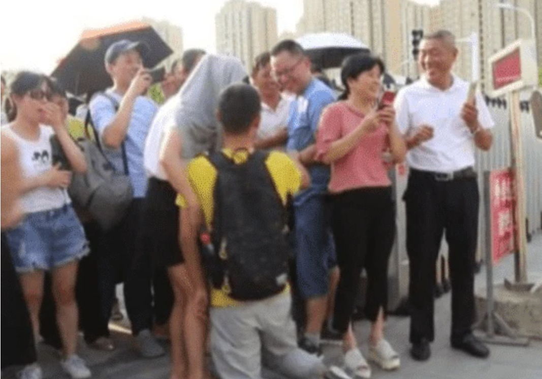 王恒杰：高考考场外跪地谢母，为心中理想放弃985名校