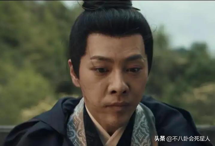 厚嘴唇、大鼻孔、长方脸，这7位男星看似很帅，实则奇怪