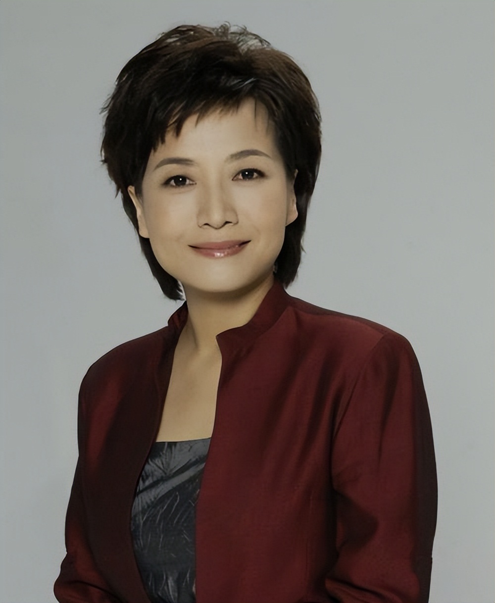 "全国三八红旗手"贺红梅:27岁主持《新闻联播》,55岁婚姻成迷