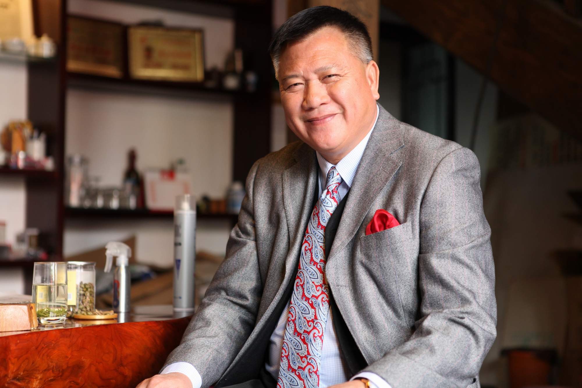 64岁万梓良定居湖南拍戏,阵仗大阻碍道路,穿6千元长裤手拿木棍