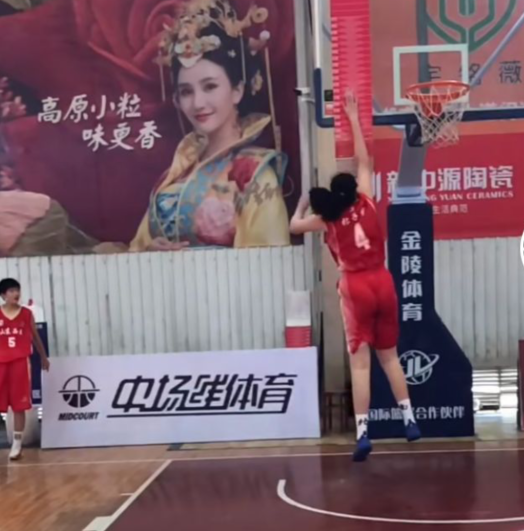 张子宇扣篮视频（2米27张子宇摸高曝光：女篮14岁天才中锋 比姚明还高却无法扣篮）