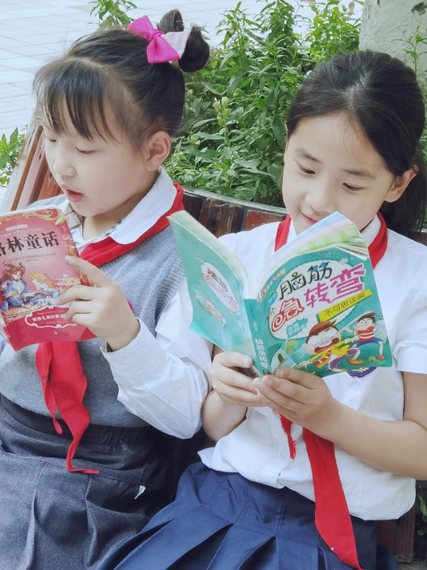 与书同行，不负春光——记天府新区华阳实验小学读书月活动