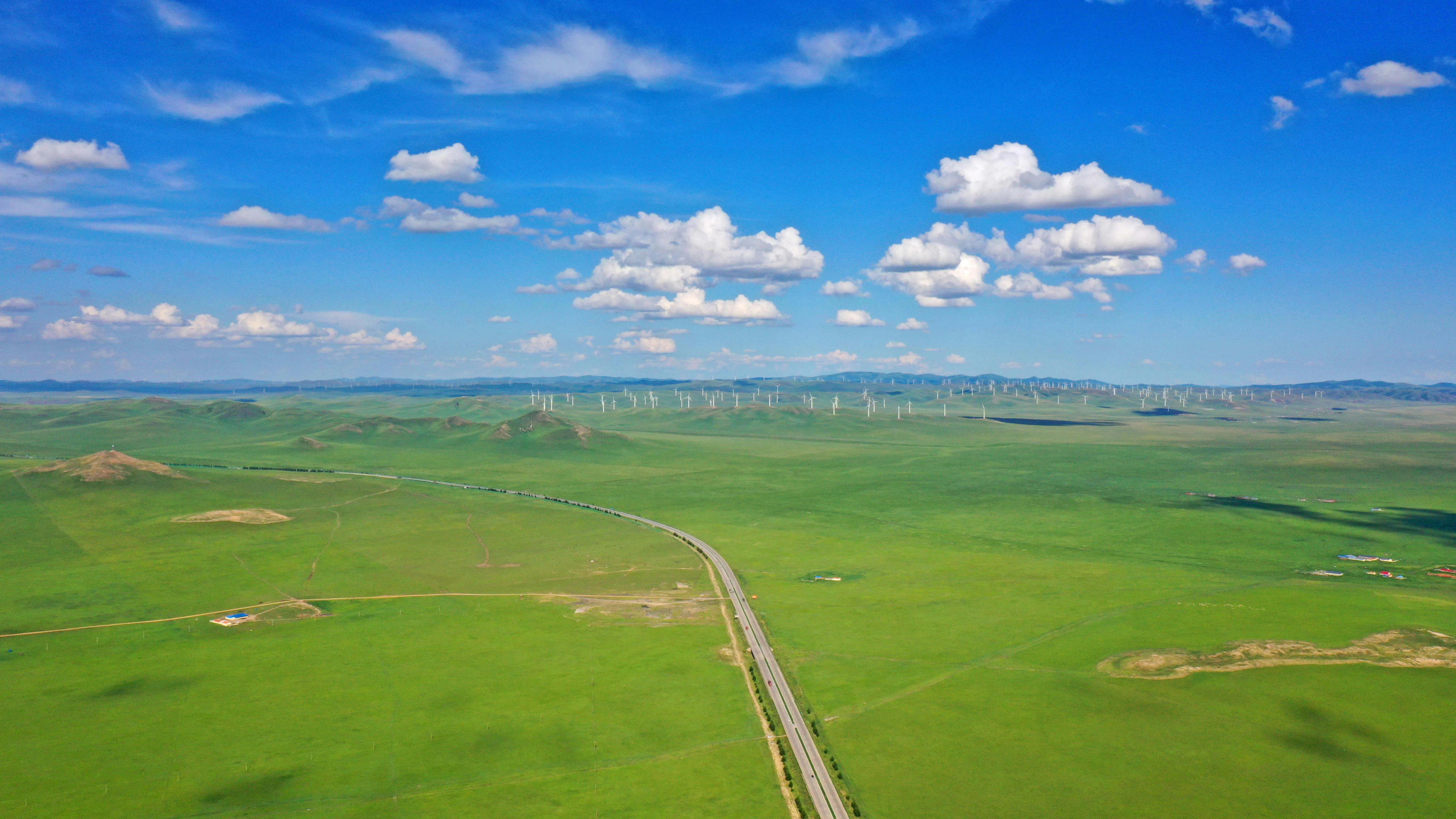内蒙古：夏日草原景美如画