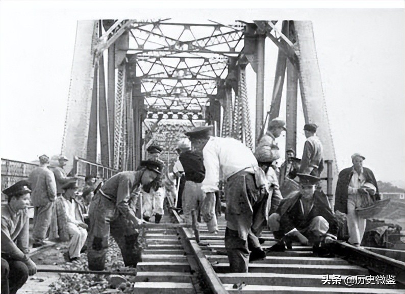 50年，邓小平提出修建成渝铁路，毛主席问原因，邓小平：三个理由