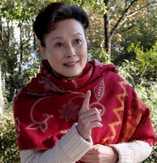 艺术家向梅：与丈夫恩爱一生对他有亏欠，儿子儿媳孝顺，晚年幸福