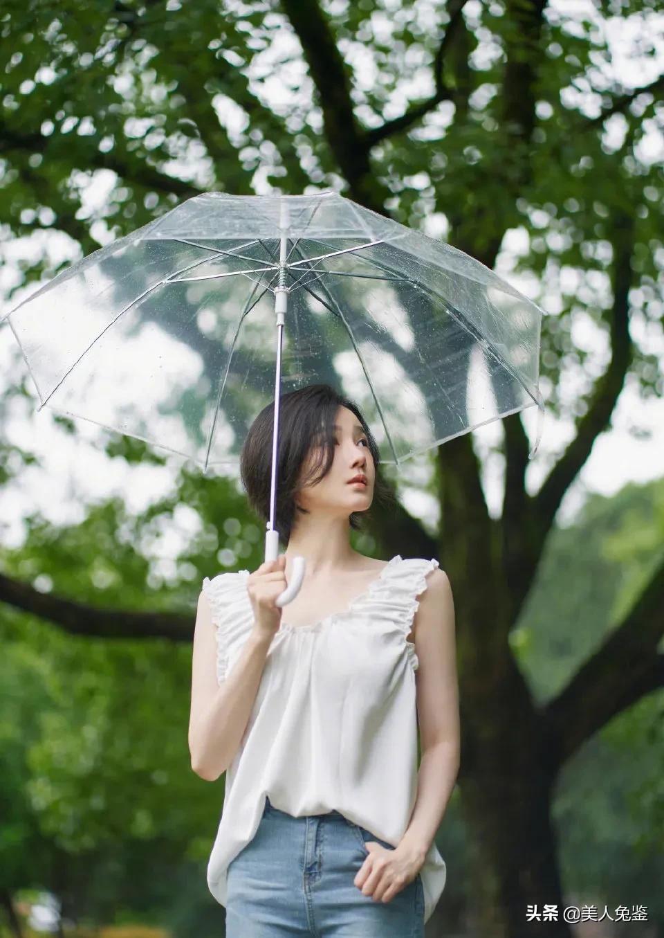 陈小纭发短发写真，化身雨中精灵